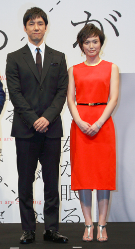 西島秀俊（作家・清水健二役）と小山田サユリ（健二の妻・綾役）