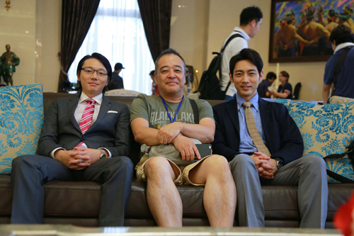 左から川野直輝、佐藤祐市監督、小泉孝太郎（台湾の五ツ星ホテル・富信大飯店にて）