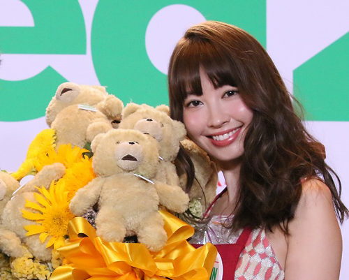 AKB48小嶋陽菜、ブーケ状のテッド「クマ束」を手に笑顔
