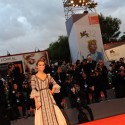 アリシア・ヴィキャンデル、ヴェネチア国際映画祭レッドカーペットにて