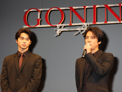俳優の東出昌大と桐谷健太が映画『GONINサーガ』プレミア試写会舞台あいさつに出席