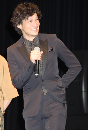 安藤政信、終始笑顔でモジモジ