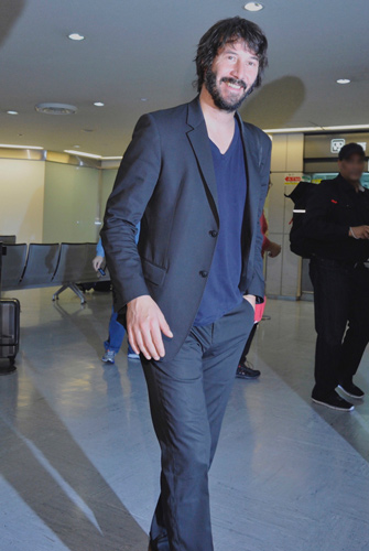 笑顔を見せたキアヌ・リーヴス、成田空港にて