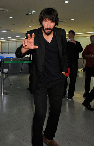 キアヌ・リーヴス独自のポーズ