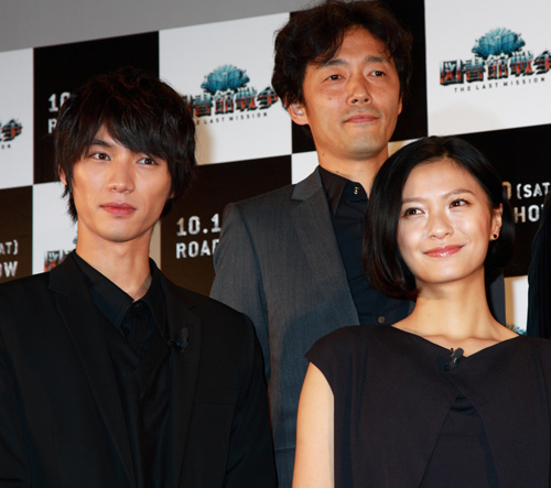 榮倉の背後で演出していたという佐藤監督