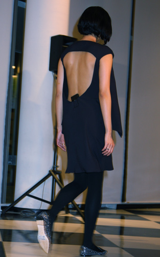 榮倉奈々、大胆なカッティングの黒いワンピース