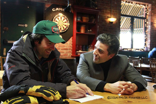 談笑するJ.C.チャンダー監督とオスカー・アイザック