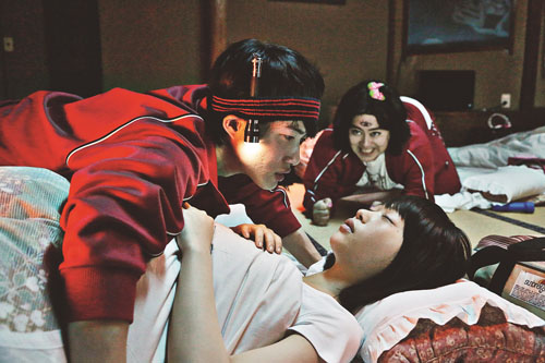 大助がキス?!、映画『TOO YOUNG TO DIE！若くして死ぬ』（宮藤官九郎監督）より