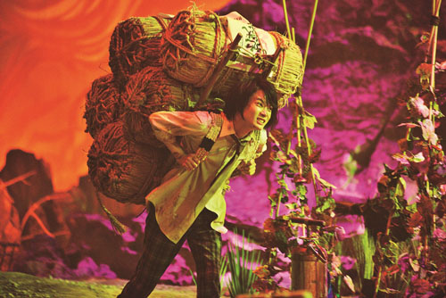 地獄で米俵を担ぐ神木隆之介、映画『TOO YOUNG TO DIE！若くして死ぬ』（宮藤官九郎監督）より