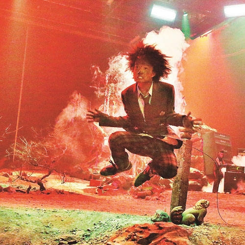 地獄でお仕置き?!を受ける神木隆之介、映画『TOO YOUNG TO DIE！若くして死ぬ』（宮藤官九郎監督）より