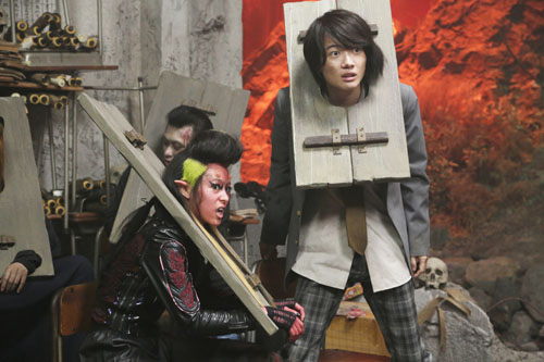 拷問を受ける神木隆之介、映画『TOO YOUNG TO DIE！若くして死ぬ』（宮藤官九郎監督）より