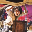 地獄農業高校で実習を受ける大助（神木隆之介）、映画『TOO YOUNG TO DIE！若くして死ぬ』（宮藤官九郎監督）より