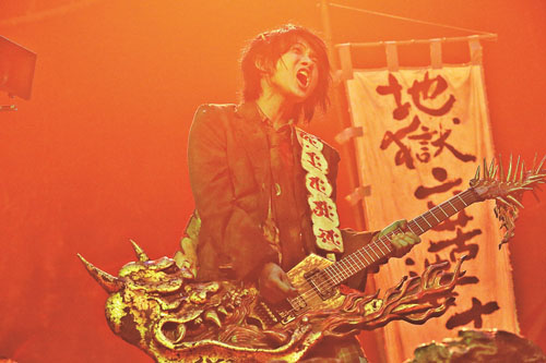 ギターを手に熱唱する神木隆之介、映画『TOO YOUNG TO DIE！若くして死ぬ』（宮藤官九郎監督）より