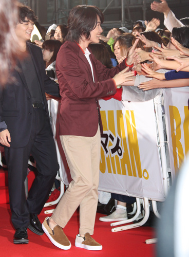 ファンと握手する神木隆之介