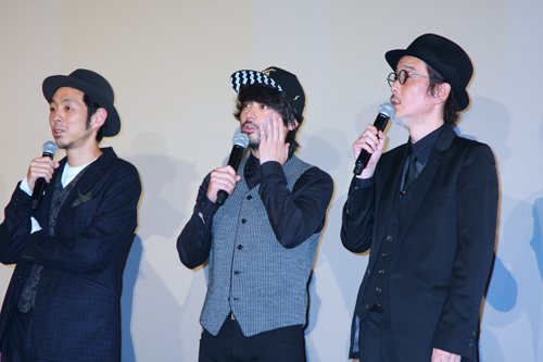 新しくなった客席の配置に興味津々なお三方（宮藤官九郎、山田孝之、リリー・フランキー）