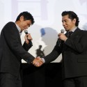 江口洋介と本木雅弘、映画『天空の蜂』初日舞台あいさつでがっちりと握手