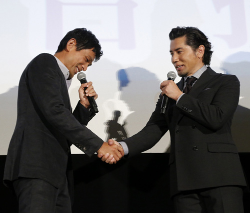 江口洋介と本木雅弘、映画『天空の蜂』初日舞台あいさつでがっちりと握手