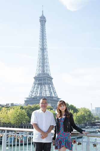 島崎遥香（AKB48）、パリのエッフェル塔前で記念撮影