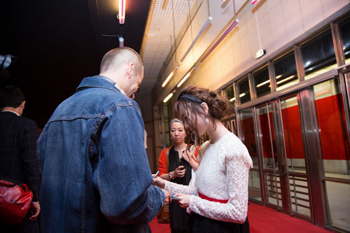 サインの求めに応じる島崎遥香（AKB48）