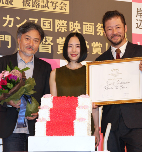 レッドカーペットをイメージした特製ケーキでお祝いも