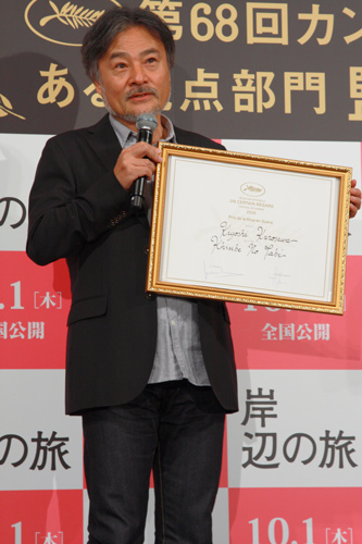 賞状を持つ黒沢清監督「額縁は自前」