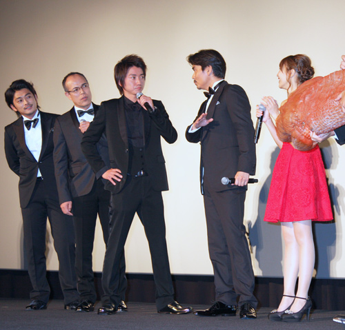 藤原隊長、ツチノコ捕獲の報告を受ける