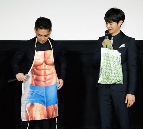 柳楽優弥、瀬戸康史からのモントリオール土産を身に着ける