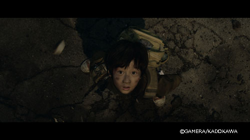 映画『GAMERA』（石井克人監督）より、少年