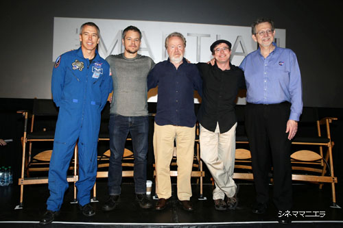 左からドリュー・フォイステル、マット・デイモン、リドリー・スコット監督、アンディ・ウィアー、ジム・グリーン博士