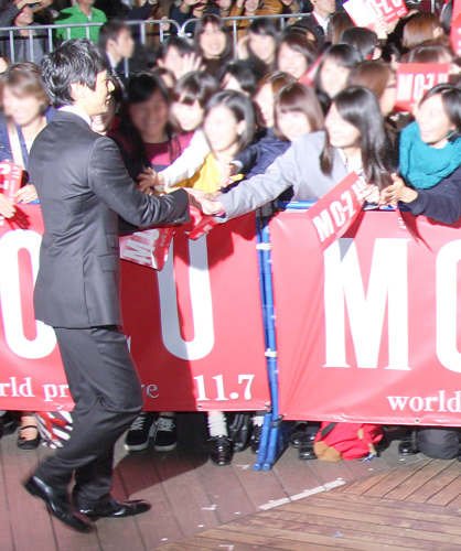 西島秀俊、ファンとハイタッチ！