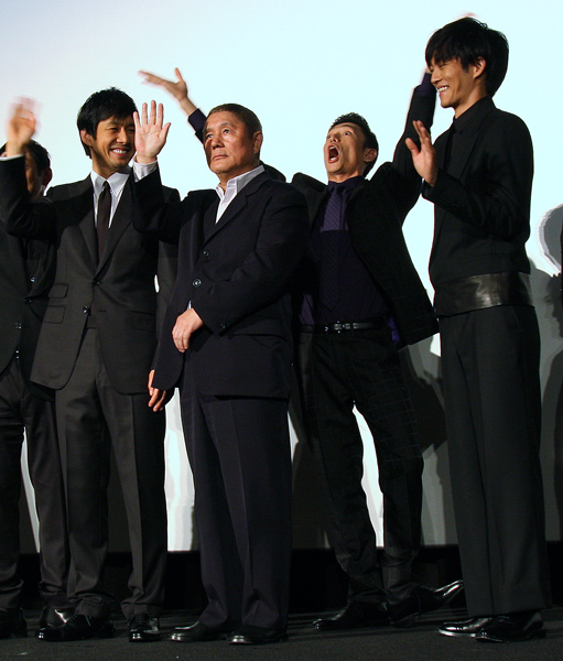 伊勢谷友介、投げキッス後のポーズ