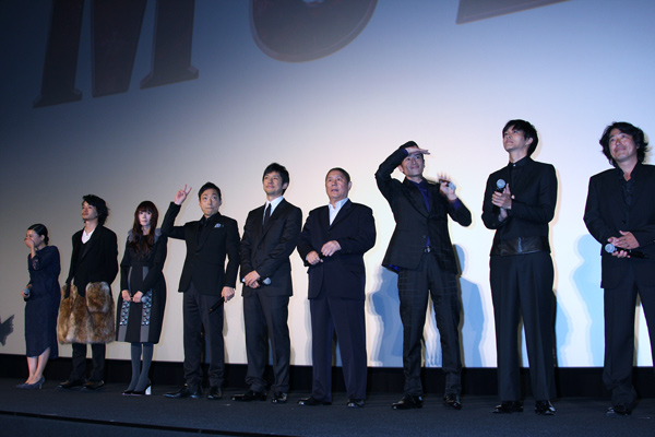 左から杉咲花、池松壮亮、真木よう子、香川照之、西島秀俊、ビートたけし、伊勢谷友介、松坂桃李、羽住英一郎監督