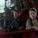 ピーター（リーヴァイ・ミラー）と若き日のフック船長（ギャレット・ヘドランド）、映画『ＰＡＮ ～ネバーランド、夢のはじまり～』より