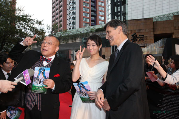 笑福亭鶴瓶、木村文乃、クルーゾ監督、映画『シーズンズ 2万年の地球旅行』 より