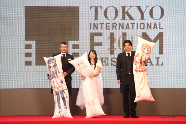 抱き枕を抱えて登場したのは、アニメ「ガラスの花と壊す世界」声優の花守みゆりさんと石浜真史監督、石原良一プロデューサー