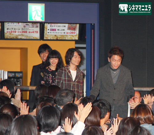 客席後方からの入場に、歓喜するファンのみなさん