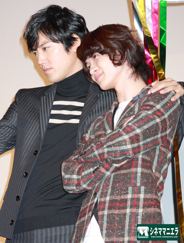 桐谷健太と神木隆之介の親蜜ポーズ