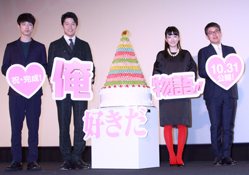 左から坂口健太郎、鈴木亮平、永野芽郁、河合勇人監督