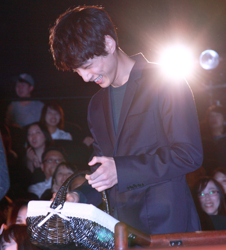 坂口健太郎、紅白餅を配る