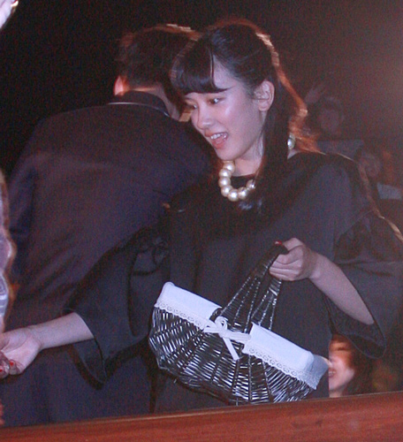 永野芽郁、紅白餅を配る