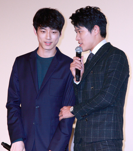 坂口健太郎と鈴木亮平、仲良くヒソヒソ