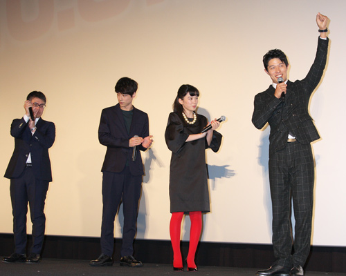 圧勝！した鈴木亮平、勝利のポーズ