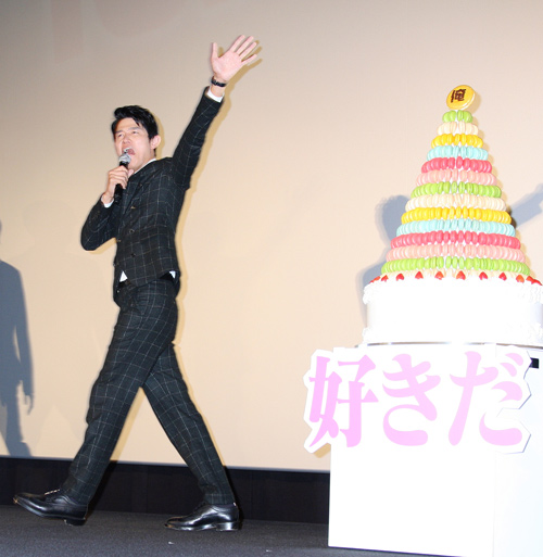 鈴木亮平「好きだー」を言いつつ、降壇する