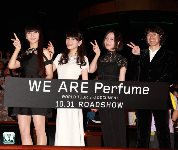 左から、かしゆか(樫野有香)、あ～ちゃん(西脇綾香)、のっち(大本彩乃)、佐渡岳利監督