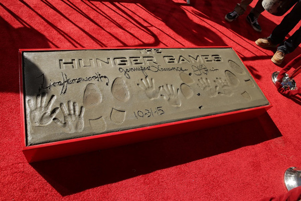 左からリアム・ヘムズワース、ジェニファー・ローレンス、ジョシュ・ハッチャーソンの手形と足形