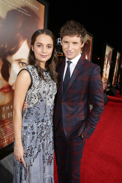 エディ・レッドメイン、アリシア・ヴィキャンデル、映画『リリーのすべて』LAプレミアにて