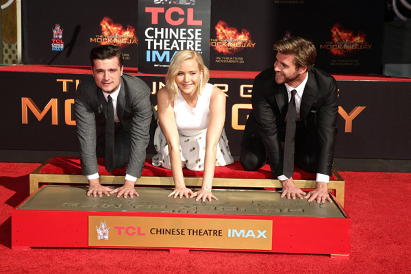 ジェニファー・ローレンス、チャイニーズシアターに手形と足形を残す