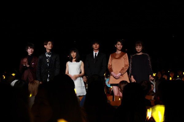 客席では、オレンジ色のサイリウムが！映画『orange』完成披露試写会舞台あいさつ