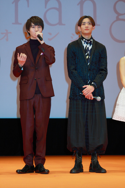 桜田通と竜星涼の全身姿、映画『orange』完成披露試写会舞台あいさつ