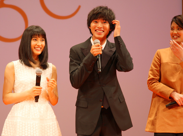 山﨑賢人、思わず頭をポリポリと照れまくり、映画『orange』完成披露試写会舞台あいさつ